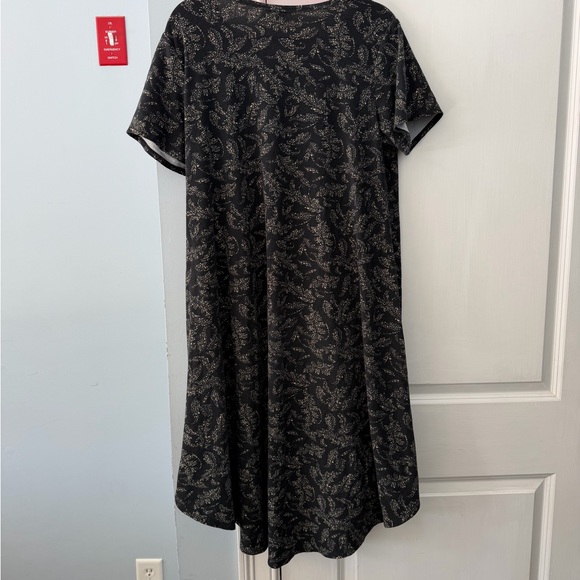 Elegant Black and Gold Patterned Dress - Picture 2 of 2